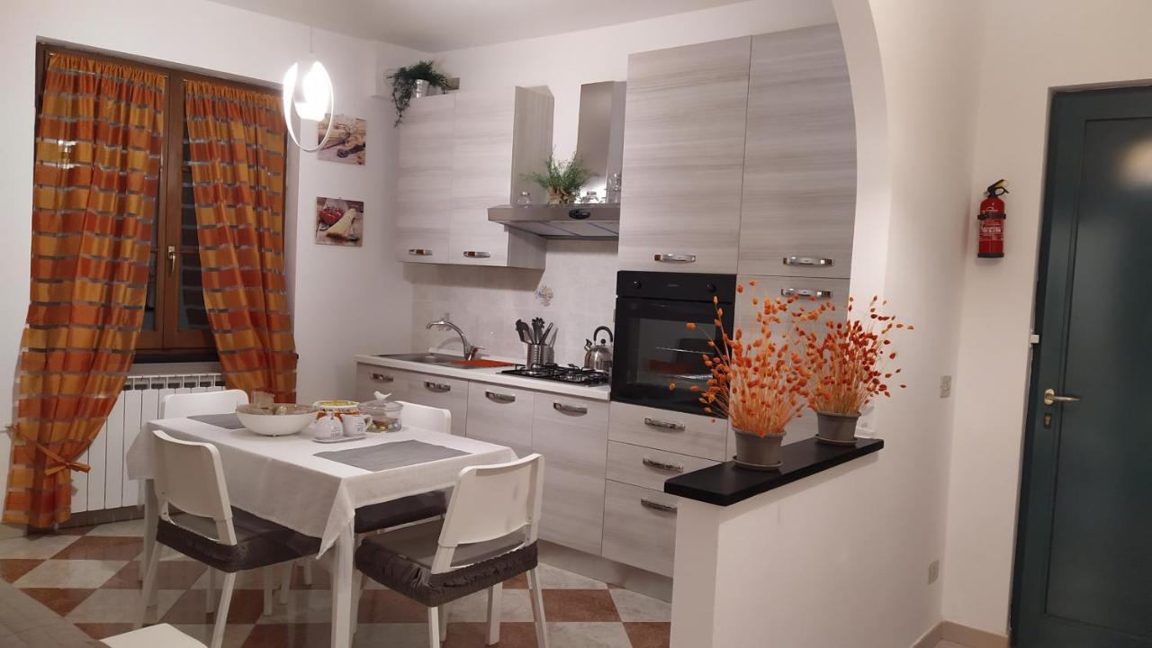 דירות Carasco La Casa Dell'Arco מראה חיצוני תמונה